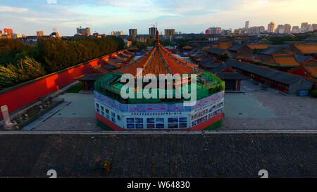 Vista aerea della sala Dazheng in restauro presso il Palazzo Mukden, noto anche come il Palazzo Imperiale di Shenyang, in Shenyang City, a nord-est della Cina" Foto Stock