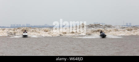 Ai partecipanti di navigare un alesaggio di marea del Fiume Qiantang in Hangzhou, est della Cina di provincia dello Zhejiang, 26 settembre 2018. Un Surf è stata la concorrenza Foto Stock