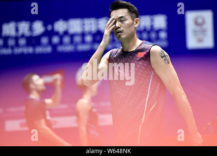 Lin Dan di Cina reagisce come egli compete contro Anthony Ginting dell Indonesia per il loro match di primo turno degli uomini singoli durante il Victor Cina Op Foto Stock