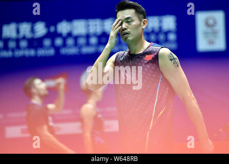 Lin Dan di Cina reagisce come egli compete contro Anthony Ginting dell Indonesia per il loro match di primo turno degli uomini singoli durante il Victor Cina Op Foto Stock