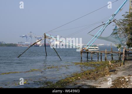 I cinesi le reti da pesca a Fort Kochi (Cochin), Kerala, India Foto Stock