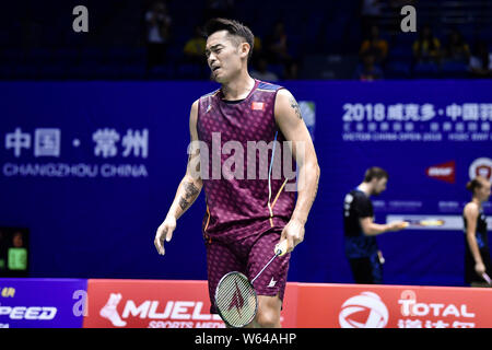 Lin Dan di Cina reagisce come egli compete contro Anthony Ginting dell Indonesia per il loro match di primo turno degli uomini singoli durante il Victor Cina Op Foto Stock