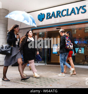 Luglio 26, 2019, London, Regno Unito: la gente a piedi passato una filiale di Barclays Bank su High Holborn nel centro di Londra. Quattro grandi banche NEL REGNO UNITO, compresa la Barclays, sono il rilascio di dati provvisori per i prossimi giorni. I risultati semestrali per Lloyds Banking Group sono fuori causa il 31 luglio per Barclays il 1 agosto per la Royal Bank of Scotland (RBS) il 2 agosto e per HSBC il 5 agosto. Credito: David Cliff/SOPA Immagini/ZUMA filo/Alamy Live News Foto Stock