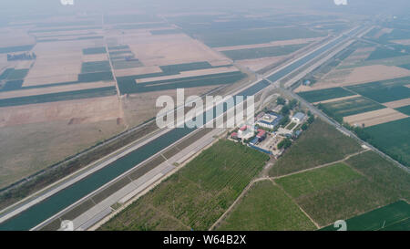 --FILE--una vista aerea del canale di acqua sulla centrale (Medio) Percorso del sud-nord acqua progetto di deviazione nella contea di Wenxian, Jiaozuo cit Foto Stock