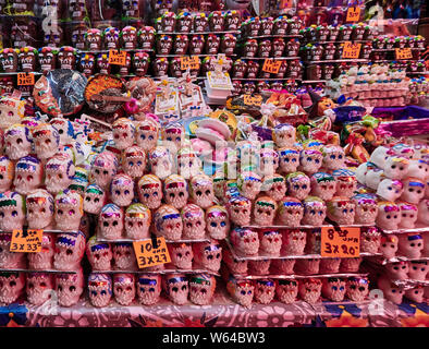 Foto di un tradizionale teschio di zucchero in Messico usato come parte del Giorno dei Morti la celebrazione in autunno. Esso viene utilizzato come una decorazione per offrendas, fl Foto Stock