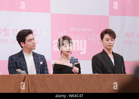 (Da sinistra) sud coreano Lee attore Jang-woo, attrice Yoon Jin-yi, e l'attore Jung Eun-woo, partecipare a una conferenza stampa per promuovere la nuova serie televisiva 'My solo Foto Stock