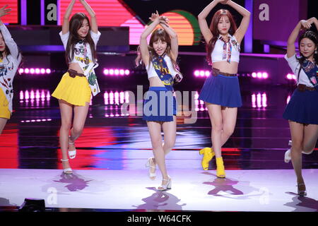 (Da sinistra) Seulgi, Wendy, gioia e Yeri Corea del Sud ragazza gruppo Red Velvet eseguire durante il XIII Seoul International Drama Awards 2018 a Seoul, Foto Stock