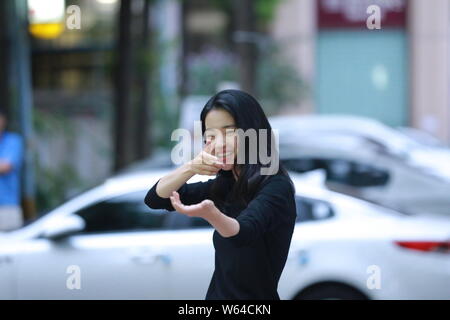 Sud attrice coreana Kim Tae-ri assiste il wrap-up partito per il suo dramma TV 'Mr. Sunshine' a Seul, Corea del Sud, 2 settembre 2018. Foto Stock