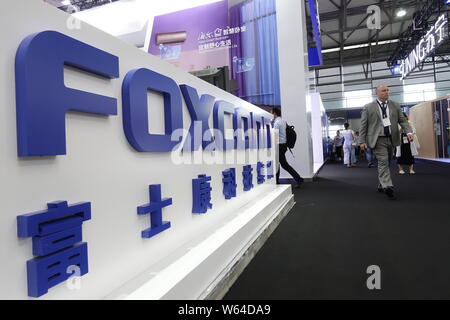 --FILE--un visitatore passeggiate passato lo stand della Foxconn durante una mostra a Shanghai in Cina, 26 luglio 2018. Il presidente statunitense Donald Trump twitter il sabato Foto Stock