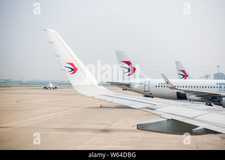 --FILE--Jet della China Eastern Airlines sono illustrati presso l'Aeroporto Internazionale di Shanghai Pudong di Shanghai, Cina, 24 aprile 2018. Cina Oriente Foto Stock