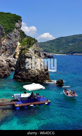 La Grotta Beach Bar,Paleokastritsa,Corfù, Grecia Foto Stock