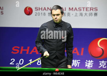 Ronnie O'Sullivan di Inghilterra reagisce come egli ritiene che un colpo di Barry Hawkins di Inghilterra in loro corrispondenza finale durante il 2018 Shanghai Masters snooker t Foto Stock