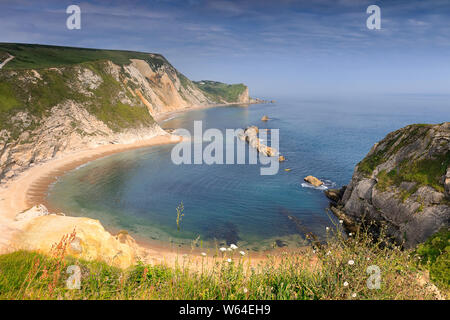 L'UOMO O' guerra sulla spiaggia la costa del Dorset nell Inghilterra del sud in estate. Jurassic Coast, West Lulworth, REGNO UNITO Foto Stock