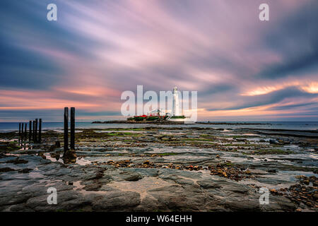 Saint Mary's Faro al tramonto. La bassa marea. Whitley Bay, North Tyneside. Northumberland. La Gran Bretagna. Regno Unito. Foto Stock