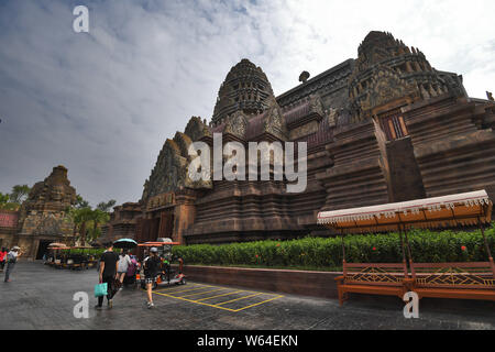 Turisti visitano una replica della Cambogia Angkor Wat tempio complesso a una attrazione turistica in Nanning city, a sud della Cina di Autonoma di Guangxi Zhuang Regi Foto Stock