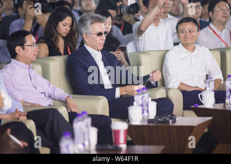 Presidente Ma Jack o Ma Yun, destra e CEO Daniel Zhang Yong, sinistra, cinese di e-commerce gigante gruppo Alibaba, frequentare il Computing Conference 2018 Foto Stock