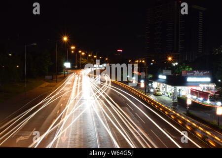 I percorsi della luce, prese dal ponte di amanti di Sofia, Bulgaria! Foto Stock