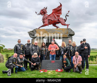 Un lone Piper prova presso il Welsh Memorial Park, Ypres prima di partecipare negli ultimi Post cerimonia di Menin Gate, Ypres. Foto Stock