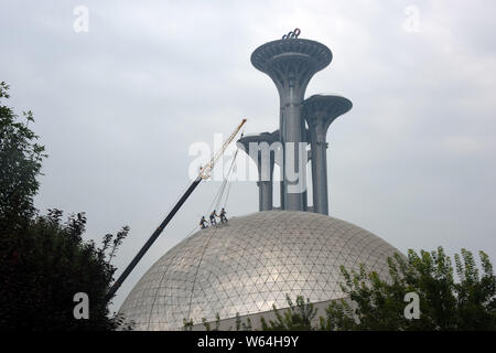 'Uomo Ragno' lavoratori fare pulizia sulla cupola della Cina in materia di scienza e tecnologia Museum di Pechino, 11 settembre 2018. Foto Stock