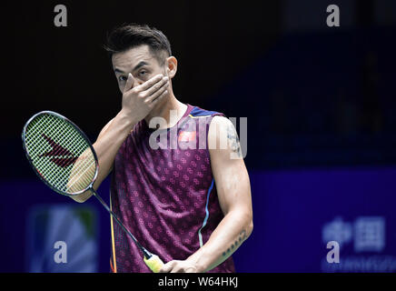Lin Dan di Cina reagisce come egli compete contro Anthony Ginting dell Indonesia per il loro match di primo turno degli uomini singoli durante il Victor Cina Op Foto Stock