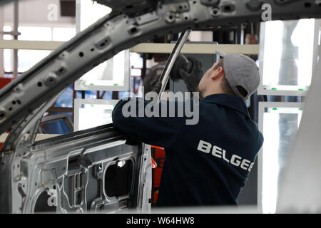 --FILE--un lavoratore assembla autovetture sulla linea di montaggio presso l'impianto automatico di Belgee, la joint venture tra la Bielorussia e la casa costruttrice cinese Geely che pr Foto Stock