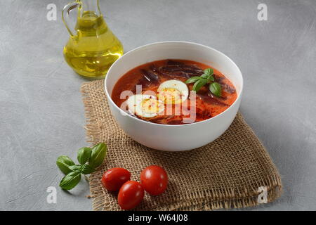 Spagnolo tradizionale Andaluso con crema di pomodoro Salmorejo Zuppa servita con uova, prosciutto jamon in una ciotola. Estate zuppa fredda nozione Foto Stock