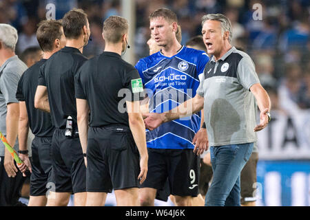 Bielefeld, Deutschland. 29 Luglio, 2019. Uwe NEUHAUS (re, pullman, BI) e Fabian KLOS (2a destra a sinistra, BI) discutere dopo la fine del gioco con il refereem, arbitro, frustratedriert, frustrato hastate, deluso, delusi delusione, delusione, triste, mezza figura, Mezza figura, gesto gesto, Soccer 2. Bundesliga, 1. giornata, DSC Arminia Bielefeld (BI) - FC St.Pauli (St.Pauli) 1: 1, su 29.07.2019 in Bielefeld/Germania. € | Utilizzo di credito in tutto il mondo: dpa/Alamy Live News Foto Stock