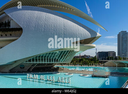 Luglio 27, 2019 - VALENCIA, Spagna. Il Palau de les Arts Reina Sofia (2005) opera house è parte della Città delle Arti e delle Scienze di Valencia centro città Foto Stock