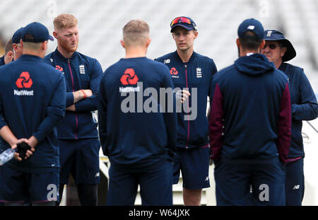 L'Inghilterra del Ben Stokes (sinistra) e Joe root durante la sessione di reti a Edgbaston, Birmingham. Foto Stock