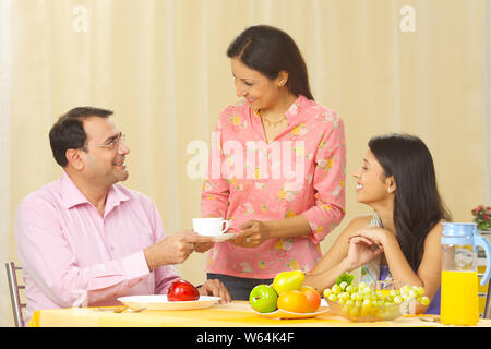 La famiglia a un tavolo per la colazione Foto Stock