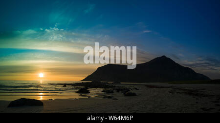 Il sole di mezzanotte, Skagsanden beach, Flakstad, Isole Lofoten in Norvegia. Foto Stock