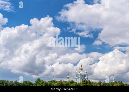Vista panoramica con la Cattedrale di Smolny a nuvoloso giorno d'estate. San Pietroburgo, Russia Foto Stock