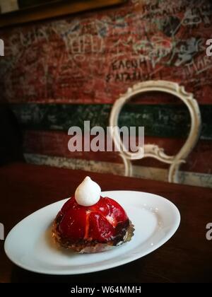 Rasberrty gustosa torta al ristorante su sfondo scuro Foto Stock