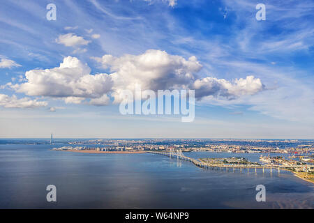 Bellissimo mare antenna laterale vista panoramica a San Pietroburgo, Russia. Strada Sopraelevata, bridge, drammatico il cielo e la città lontana alla giornata di sole Foto Stock