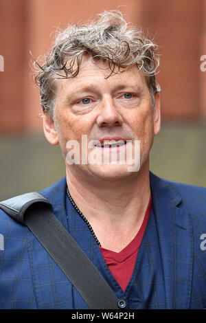 Emmerdale attore Mark Jordon e il suo partner Laura Norton arriva a Manchester Minshull Street Crown Court, dove Jordon è caricato con assalto al titolare di una pensione o di una rendita. Foto Stock