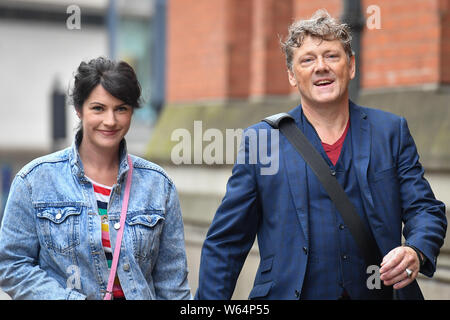 Emmerdale attore Mark Jordon e il suo partner Laura Norton arriva a Manchester Minshull Street Crown Court, dove Jordon è caricato con assalto al titolare di una pensione o di una rendita. Foto Stock