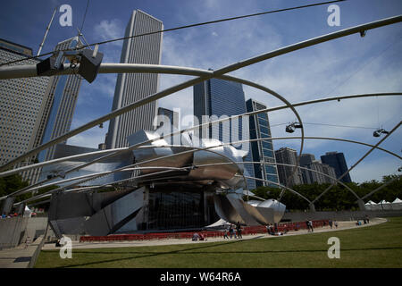 Il Pritzker pavilion progettato da Frank Gehry nel Millennium Park Chicago IL USA Foto Stock