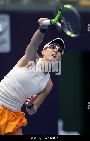 Zheng Saisai della Cina restituisce un colpo di Dayana Yastremska dell'Ucraina in il loro match di primo turno del singolare femminile durante il 2018 Cina tenn aperto Foto Stock