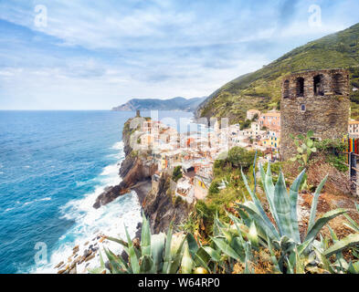 Panorama di Vernazza in estate con il Castello dei Doria Foto Stock