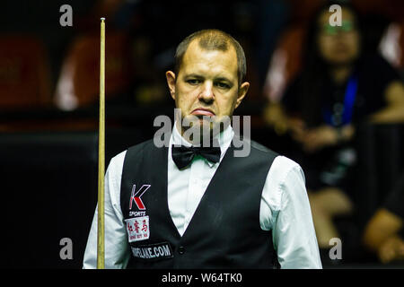 Barry Hawkins di Inghilterra reagisce come egli ritiene che un colpo di David Gilbert di Inghilterra nel loro semifinale partita durante il 2018 Open World Snooker tournam Foto Stock