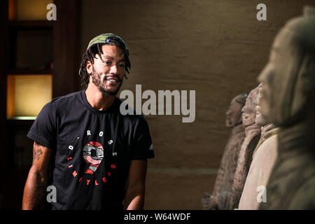 Stella NBA Derrick Rose del Minnesota Timberwolves visiti il museo dell'Armata di Terracotta e i Cavalli di Qin Shihuang (l'imperatore Qins terra-cotta Foto Stock