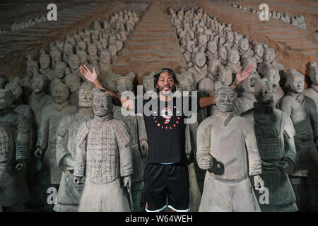 Stella NBA Derrick Rose del Minnesota Timberwolves visiti il museo dell'Armata di Terracotta e i Cavalli di Qin Shihuang (l'imperatore Qins terra-cotta Foto Stock