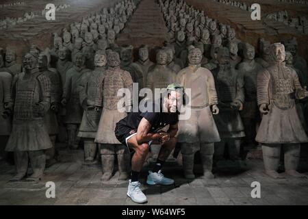 Stella NBA Derrick Rose del Minnesota Timberwolves visiti il museo dell'Armata di Terracotta e i Cavalli di Qin Shihuang (l'imperatore Qins terra-cotta Foto Stock