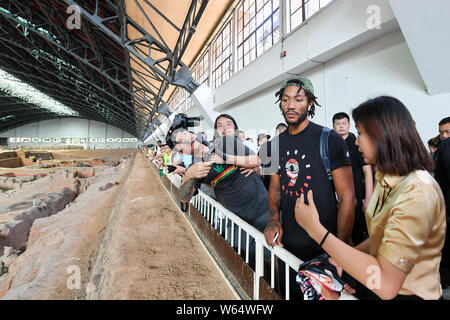 Stella NBA Derrick Rose del Minnesota Timberwolves visiti il museo dell'Armata di Terracotta e i Cavalli di Qin Shihuang (l'imperatore Qins terra-cotta Foto Stock