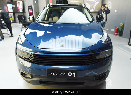 --FILE--un Lynk & Co 01 auto è sul display durante una fiera automobilistica in Hangzhou, est della Cina di provincia dello Zhejiang, 20 gennaio 2018. Cinese Foto Stock