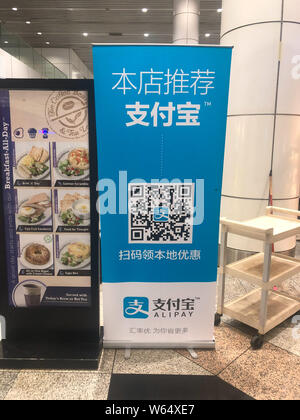 --FILE--Vista di un cartello di Alipay Wallet mobile payment services del Gruppo Alibaba a Kuala Lumpur, Malesia, 23 luglio 2018. Ant servizio finanziario Foto Stock