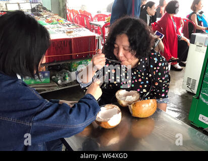--FILE--turisti, gran parte delle quali provenienti dalla Cina, godere di locali di frutti freschi Da Nang, Vietnam, 25 gennaio 2018. Il Vietnam ha accolto favorevolmente 3.4 milioni di cinesi v Foto Stock