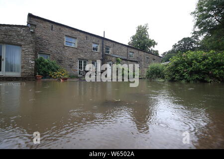 La casa è circondata da acqua di inondazione nello Yorkshire, dopo le parti della regione avevano fino a 82.2mm di pioggia in 24 ore il martedì. Foto Stock