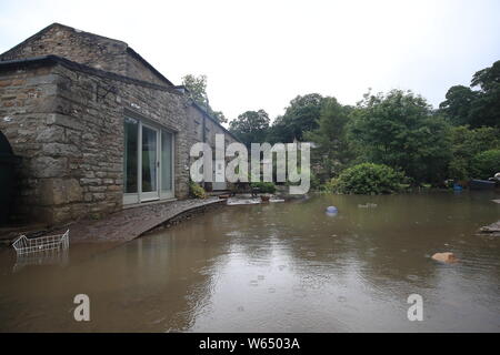 La casa è circondata da acqua di inondazione nello Yorkshire, dopo le parti della regione avevano fino a 82.2mm di pioggia in 24 ore il martedì. Foto Stock