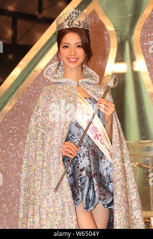 Hera Chan, vincitore di Miss Hong Kong Pageant 2018, pone nel corso di una conferenza stampa a Hong Kong, Cina, 27 agosto 2018. Foto Stock